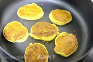南瓜莲子薏米牛奶饼的做法步骤：9