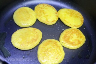 南瓜莲子薏米牛奶饼的做法步骤：11