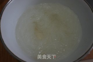 包菜炒粉丝的做法步骤：1