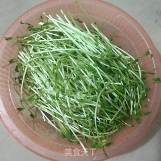 豆苗炒腊肠的做法步骤：1