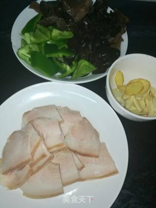 木耳回锅肉的做法步骤：1