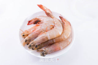不一样的吃虾方法——香茅青柠檬蒸虾的做法步骤：1