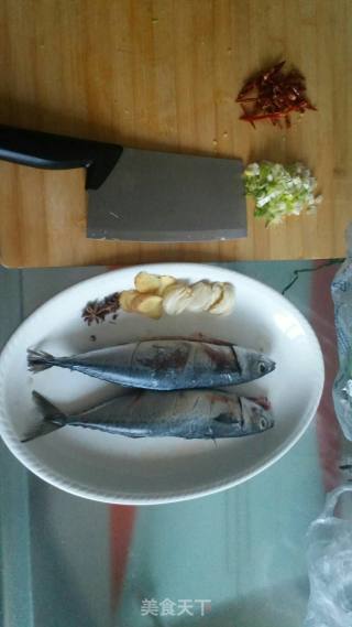 青鱼炖粉条的做法步骤：1