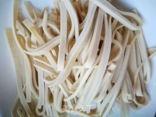 凉拌豆腐皮的做法步骤：1