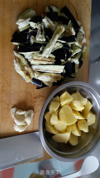 茄子炖土豆的做法步骤：1