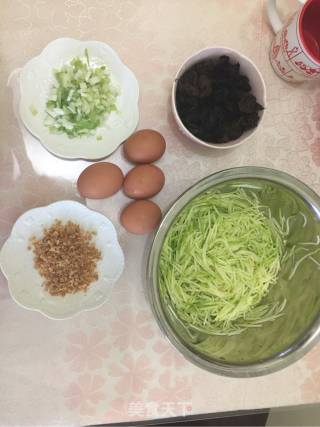 西葫芦鸡蛋海米水饺的做法步骤：1