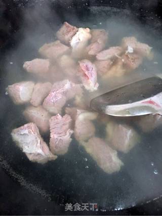 西红柿炖牛腩的做法步骤：2