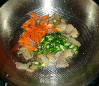 杭椒炒咸肉的做法步骤：7
