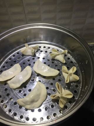 荠菜五彩饺子的做法步骤：2