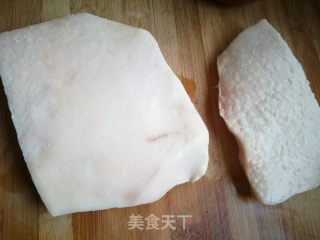 萝卜炖油渣的做法步骤：1