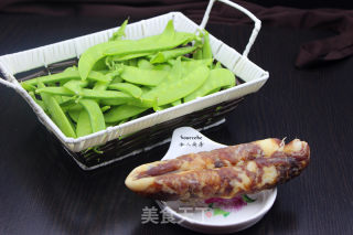 荷兰豆炒腊肠的做法步骤：1