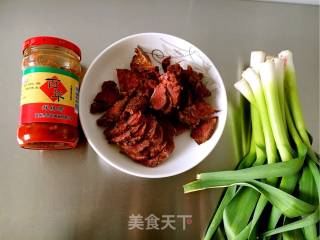 大蒜炒牛肉的做法步骤：1
