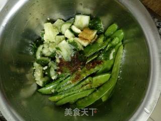 凉拌蒜香荷兰豆小黄瓜的做法步骤：3