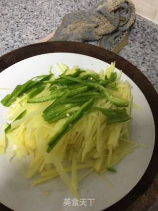 快手菜 土豆丝的做法步骤：1