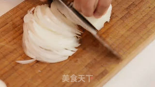 经典肉丸配奶油蛋黄沙司意面的做法步骤：2