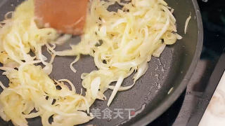 经典肉丸配奶油蛋黄沙司意面的做法步骤：3