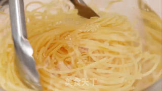 经典肉丸配奶油蛋黄沙司意面的做法步骤：6