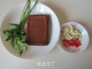 香椿拌鸡蛋干的做法步骤：1