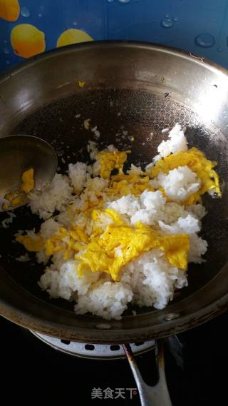 蛋炒饭的做法步骤：2