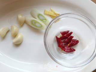 清炒荷兰豆的做法步骤：1