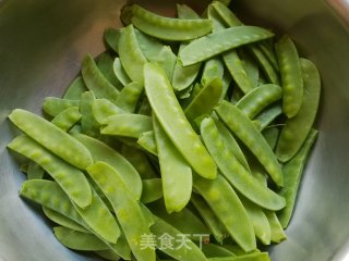 清炒荷兰豆的做法步骤：2