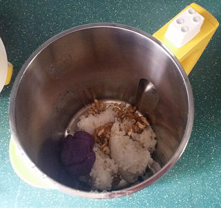 核桃紫薯米饭粥的做法步骤：2