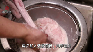 青椒爆肥肠的做法步骤：1