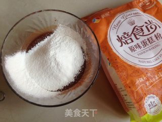 淋面可可蛋糕的做法步骤：3