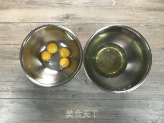 草莓斑斓蛋糕卷的做法步骤：1