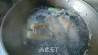 黄豆花生炖猪脚的做法步骤：1