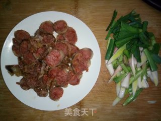 青蒜炒麻辣香肠的做法步骤：1