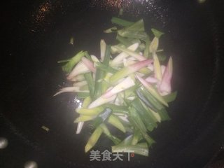 青蒜炒麻辣香肠的做法步骤：2