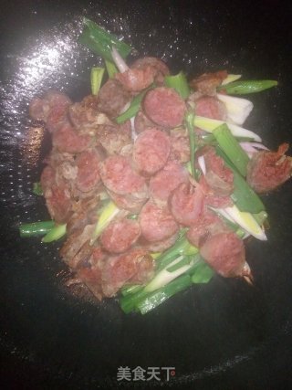 青蒜炒麻辣香肠的做法步骤：3