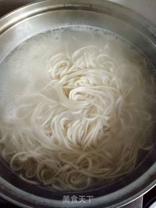 鱼香炒面的做法步骤：1