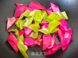 辣炒火龙果皮的做法步骤：3