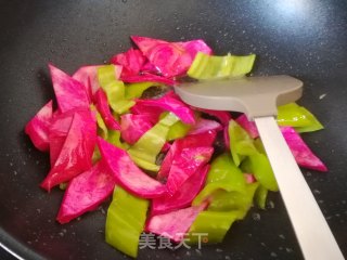 辣炒火龙果皮的做法步骤：4