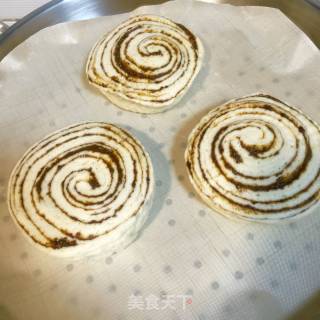 麻酱红糖卷的做法步骤：10
