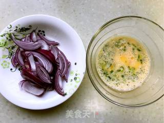 剁椒洋葱炒蛋的做法步骤：1