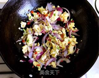 剁椒洋葱炒蛋的做法步骤：5