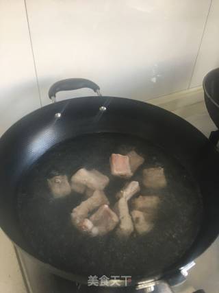 糖醋排骨的做法步骤：1