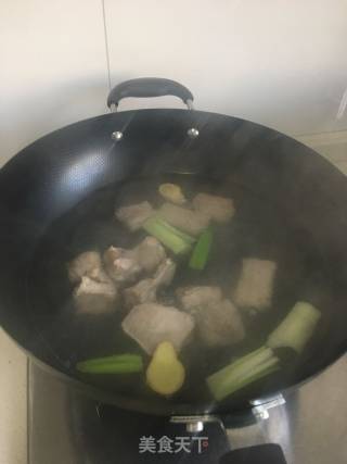糖醋排骨的做法步骤：2