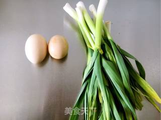 鸡蛋炒大蒜的做法步骤：1
