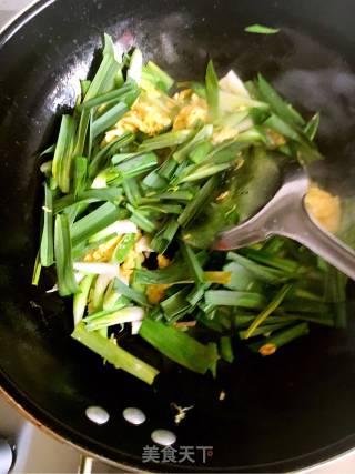 鸡蛋炒大蒜的做法步骤：6