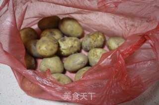 超简单易做香烤小土豆的做法步骤：1
