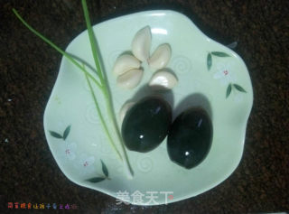 凉拌皮蛋的做法步骤：1
