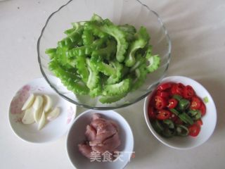 苦瓜炒鸭脯肉的做法步骤：1