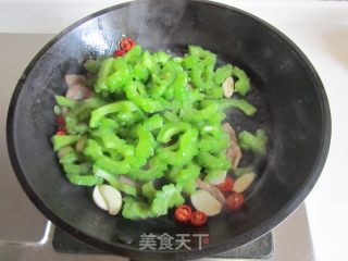 苦瓜炒鸭脯肉的做法步骤：6