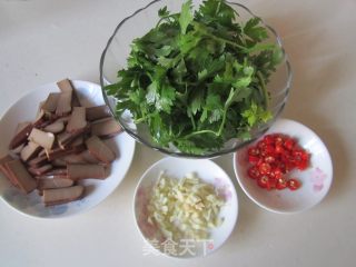 芹菜叶拌鸡蛋干的做法步骤：1