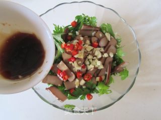 芹菜叶拌鸡蛋干的做法步骤：4