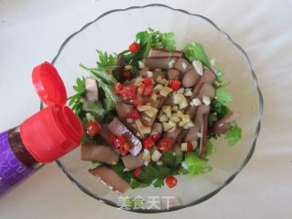 芹菜叶拌鸡蛋干的做法步骤：5